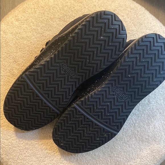 EUC Black Space Cloud Slip Resistant Lace UP Sneakers by Snibbs - Picture 7 of 10